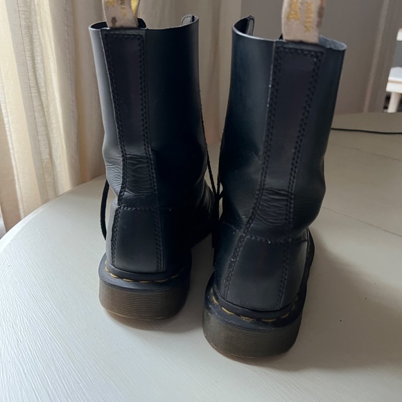 DOC MARTENS 1460 WOMEN'S SMOOTH LEATHER LACE UP BOOTS (VEGAN) - Picture 6 of 10